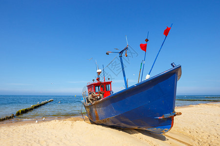 夏季海滩上的渔船图片