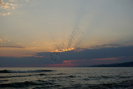 在黑海和上方的橙色天空美丽明亮的日落风景阳光灿烂的反射以平静图片