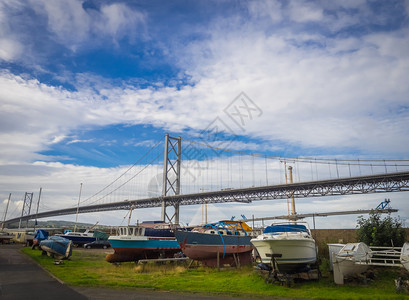 苏格兰爱丁堡Forth路桥前的船舶图片