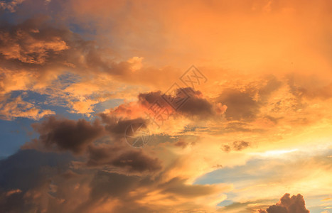 美丽的自然背景和戏剧蓝云般的日落之夜背景图片