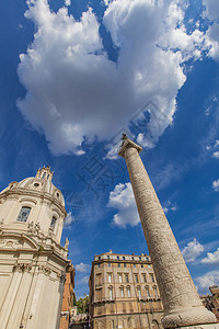 图拉真柱是罗马凯旋柱背景图片
