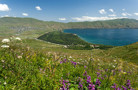 亚美尼亚的野花和山湖图片