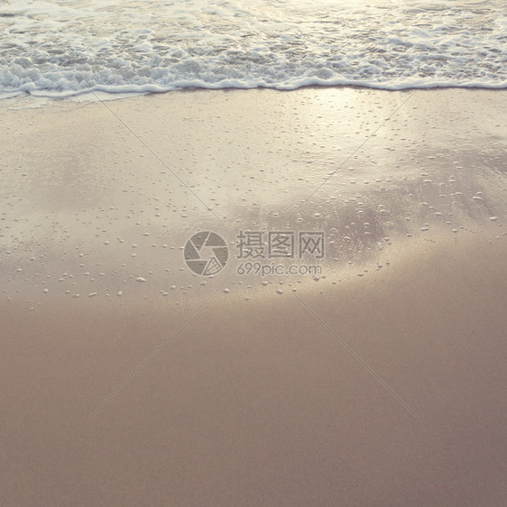 美丽的夏日沙滩和海浪图片