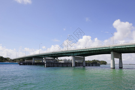 河口上的一座桥的图像图片