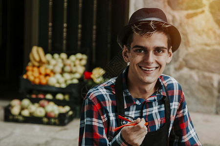 蔬菜水果店里微笑的店主的肖像图片