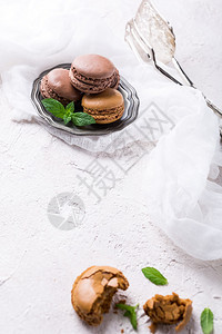 轻背景的蛋糕面粉或马卡龙彩色杏仁饼干古董卡片假日食物概念图片