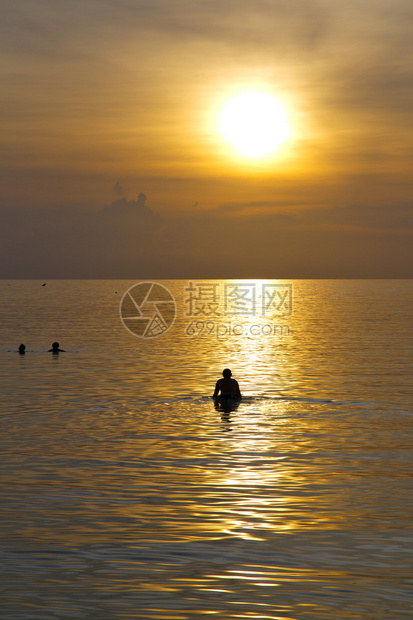 泰兰湾海南海沿岸的船和水图片