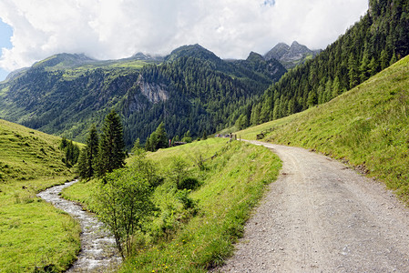 Zillillertal奥地利Schwarzachtal山谷的欧洲阿尔卑斯山脉景图片