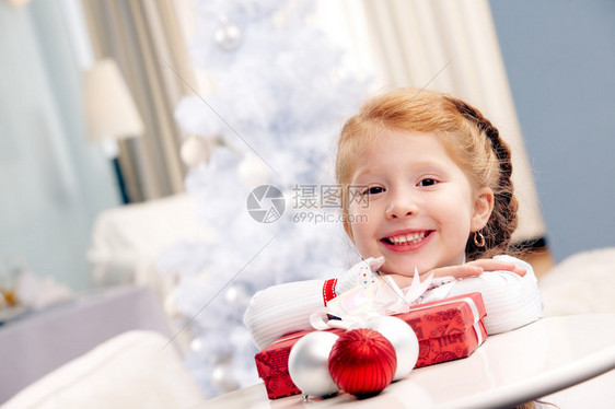 快乐的女孩笑着在镜头中与圣诞图片