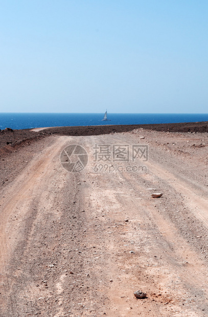 从通往波佐内格罗的土路上看到的沙漠和火山景观图片