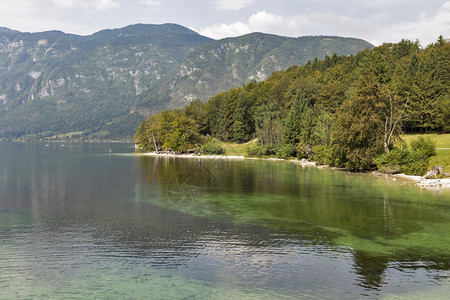 Bohinj湖夏季风景和JulianAlps图片