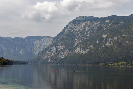 Bohinj湖夏季风景和JulianAlps图片