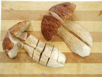 砧板上的新鲜食用森林蘑菇背景图片