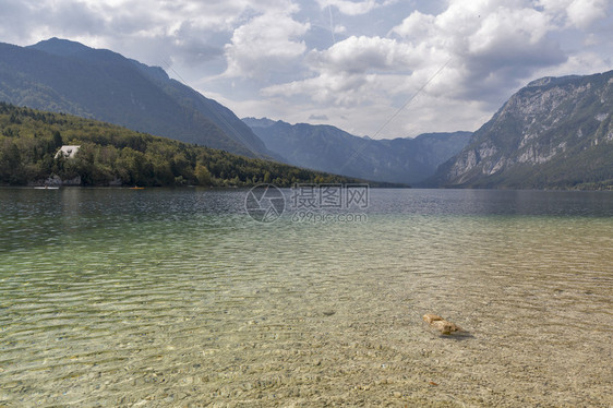 Bohinj湖夏季风景和JulianAlps图片
