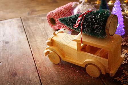 载有圣诞树的木车闪光覆盖背景图片