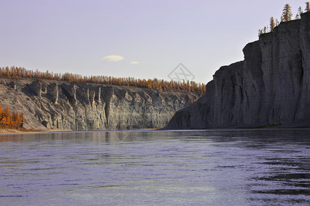 西伯利亚针叶林在漂流和钓鱼期间落河Moiyero河图片