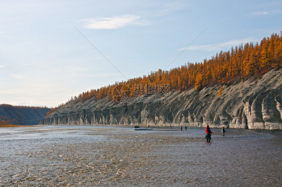 钓鱼和渔民在西伯利亚针叶林河上乘船Moiyero河图片