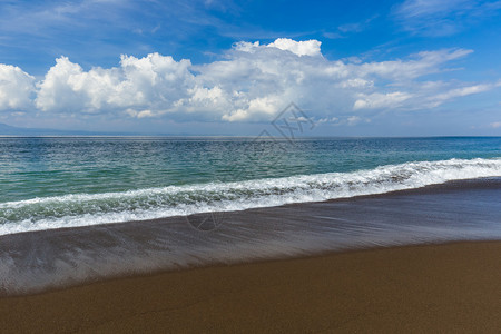 印度尼西亚巴厘岛黑色火山沙滩背景图片
