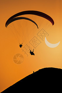 滑翔伞和日偏食图片