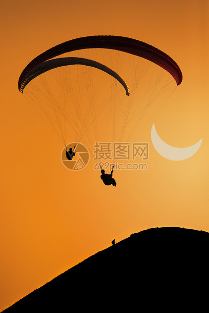 滑翔伞和日偏食图片