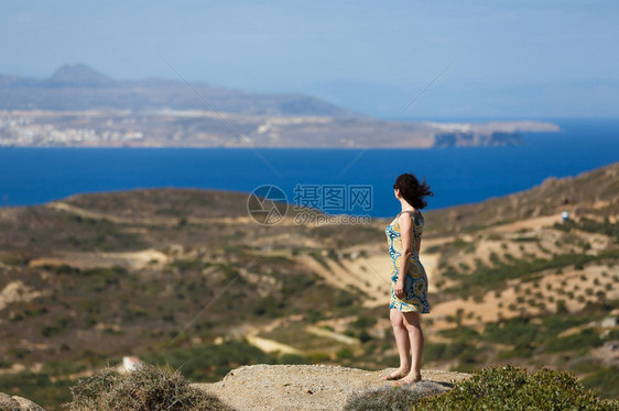 站在希腊克里特山脉高山的海景中的妇女图片