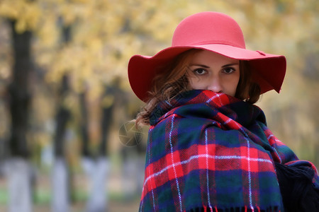 在秋天公园穿着红帽图片