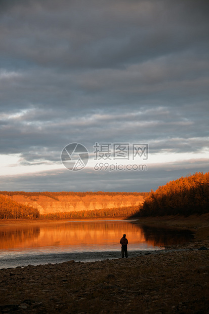 晚上在西伯利亚河秋天钓鱼日落时河上的渔夫在晚上鄂温克河图片