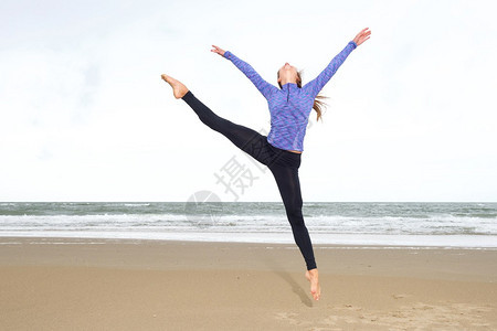 跳舞者在空中跳跃成沙滩上分图片