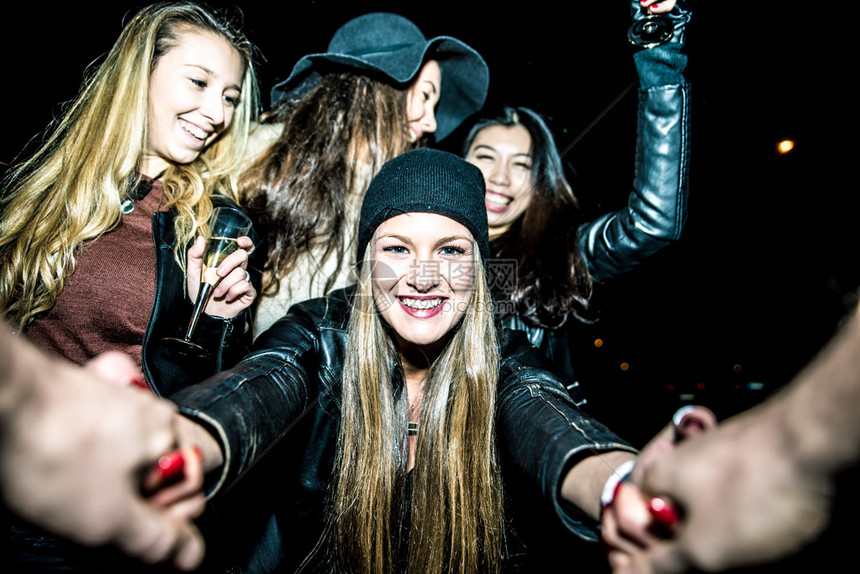 That Party Last Night Was Awfully Crazy Lyrics 四个漂亮的女孩晚上在户外举办派对高清图片下载-正版图片507322162-摄图网