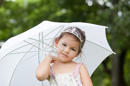 公园里带伞的小公主图片
