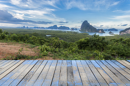 与Sametnangshe美丽的景象一起在泰国Phangnga的木地板上图片