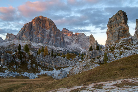 秋场景意大利多洛米特阿尔卑斯山的图片
