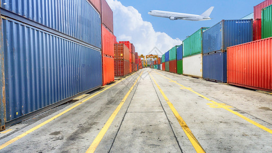 商业和物流货物运输和储存设备集装箱运输和黄线透图片