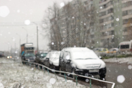 雪覆盖着树木和草坪的街道充满了各种表图片