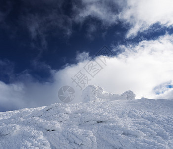 冬季风景与美丽的雪质图案在山顶的旧天文台日落喀尔巴阡山脉图片