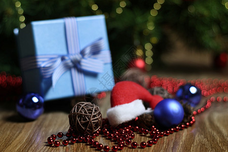在蓝盒子里送圣诞礼物带图片