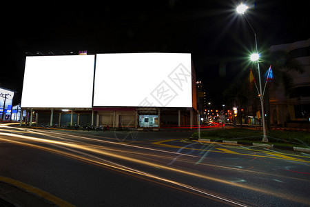 夜间城市空白的广告牌和灯光图片
