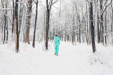 美丽的少女在白色的冬季森林中图片