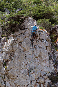 到达悬崖顶部的专业登山者图片