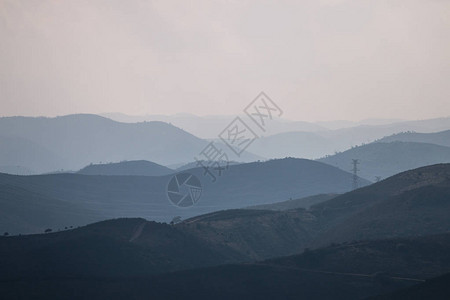 雾蒙的早晨山峦叠嶂图片