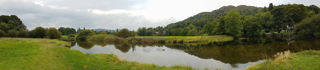 在联合王国坎布里亚安布利塞德乡村的池塘和美丽反图片