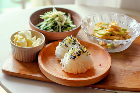 清淡的日本邮件米饭和蔬菜图片