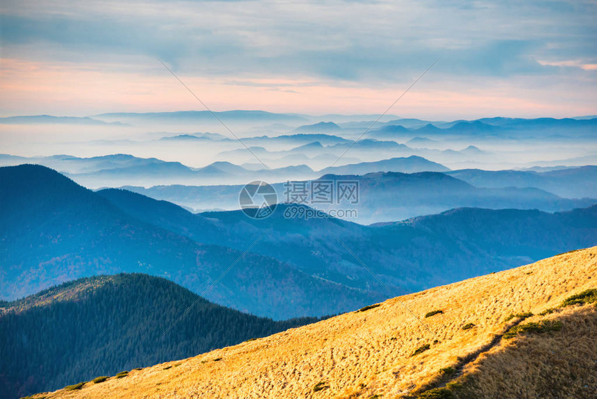 从黄草山脊到日落山丘图片