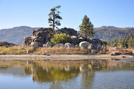一座岩石岛位于南加利福尼亚大熊图片
