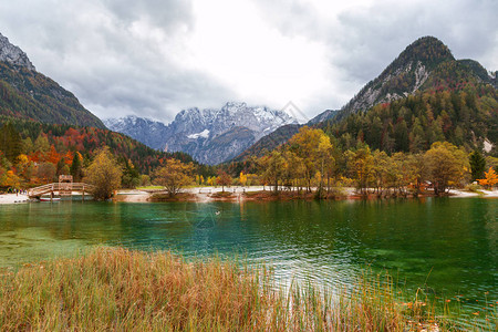 在Jasna湖的秋天风景斯洛文尼亚北部JulianA图片