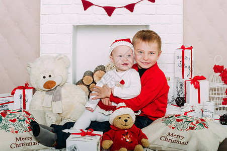 带着圣诞礼物盒和装饰品的快乐儿童肖像两个孩子在图片