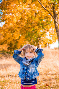秋天金色公园的小女孩图片