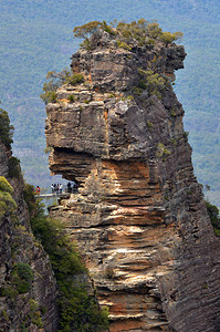 人们在澳大利亚新南威尔士州蓝山的三姐妹岩层参观贾米森山谷北部图片