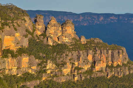 三姐妹会在澳大利亚新南威尔士蓝山的三姐妹岩层形成景观图片