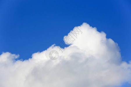 在蓝天的白色夏天云彩图片
